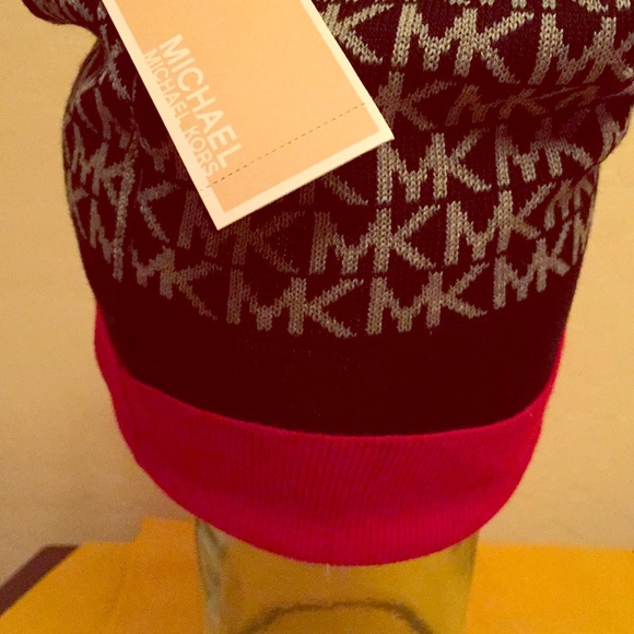 Michael Kors Logo Beanie - Picture 5 of 6